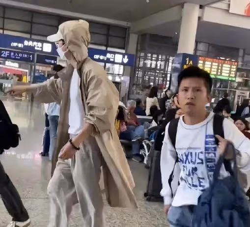 謝娜黃子韜逛街被偶遇,黃子韜穿搭隨意認不出,造型酷似殺馬特