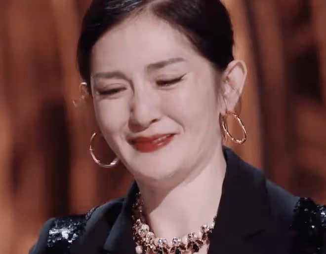 謝娜黃子韜逛街被偶遇,黃子韜穿搭隨意認不出,造型酷似殺馬特