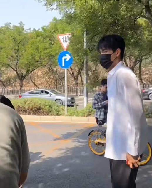 偶遇陳飛宇回北電拍畢業照,穿白襯衣帥氣十足,與老師合影顯拘謹