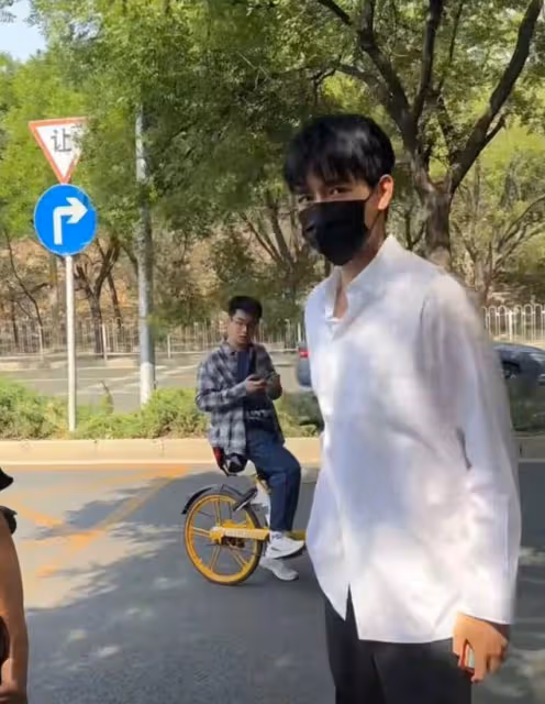 偶遇陳飛宇回北電拍畢業照,穿白襯衣帥氣十足,與老師合影顯拘謹