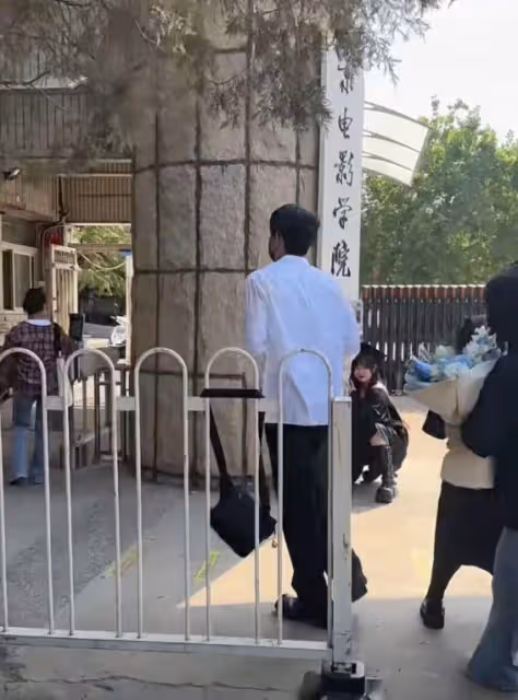 偶遇陳飛宇回北電拍畢業照,穿白襯衣帥氣十足,與老師合影顯拘謹