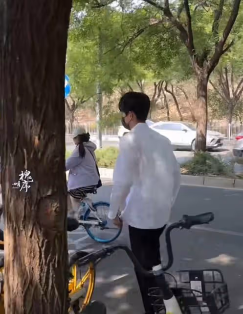 偶遇陳飛宇回北電拍畢業照,穿白襯衣帥氣十足,與老師合影顯拘謹