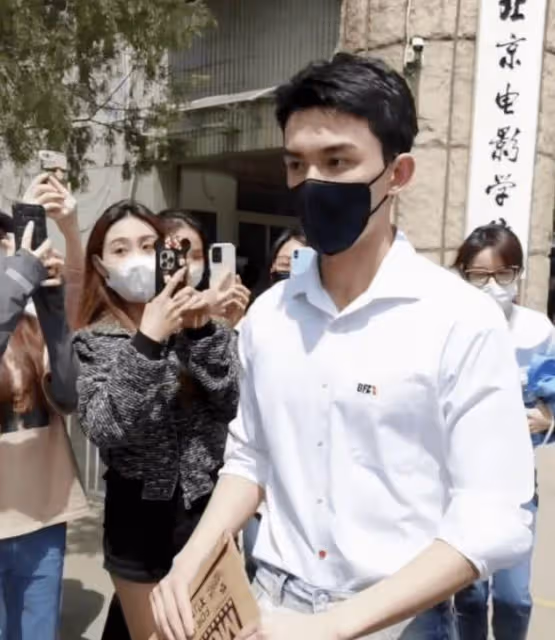 偶遇陳飛宇回北電拍畢業照,穿白襯衣帥氣十足,與老師合影顯拘謹