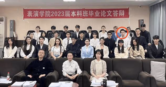偶遇陳飛宇回北電拍畢業照,穿白襯衣帥氣十足,與老師合影顯拘謹