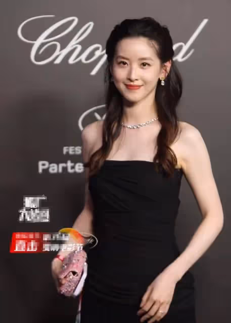 章澤天現身坎城晚宴,身材纖細氣質出眾,近照被指撞臉陳都靈