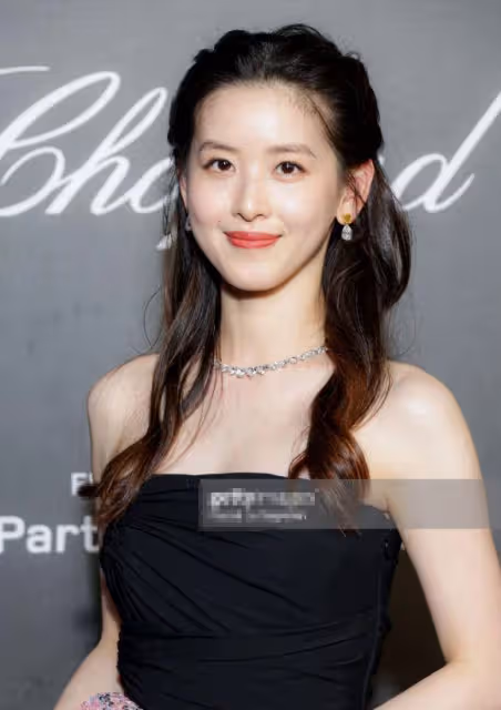 章澤天現身坎城晚宴,身材纖細氣質出眾,近照被指撞臉陳都靈