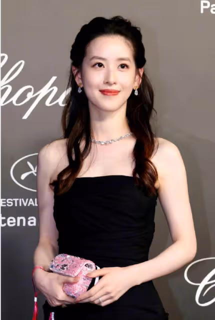 章澤天現身坎城晚宴,身材纖細氣質出眾,近照被指撞臉陳都靈