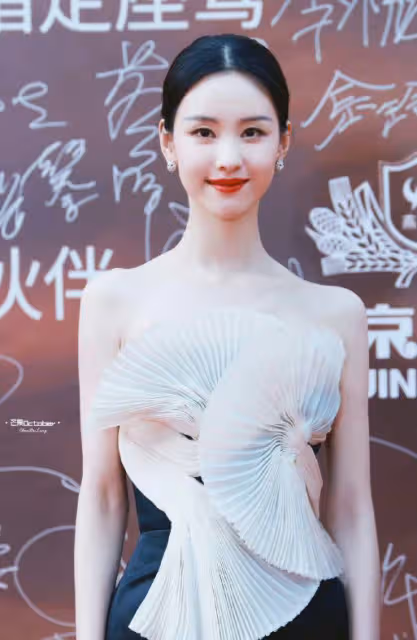 章澤天現身坎城晚宴,身材纖細氣質出眾,近照被指撞臉陳都靈