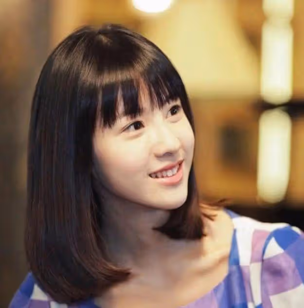 章澤天現身坎城晚宴,身材纖細氣質出眾,近照被指撞臉陳都靈