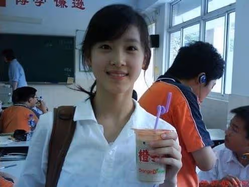 章澤天現身坎城晚宴，身材纖細氣質出眾，近照被指撞臉陳都靈