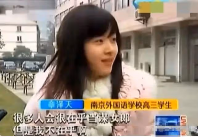 章澤天現身坎城晚宴，身材纖細氣質出眾，近照被指撞臉陳都靈