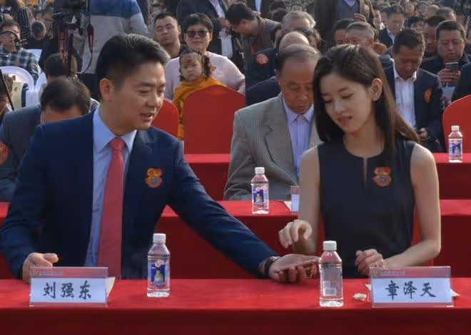 章澤天現身坎城晚宴，身材纖細氣質出眾，近照被指撞臉陳都靈