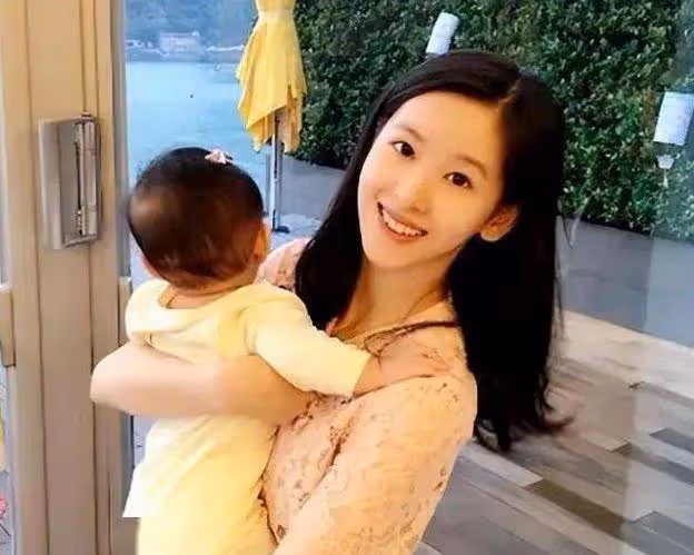 章澤天現身坎城晚宴，身材纖細氣質出眾，近照被指撞臉陳都靈