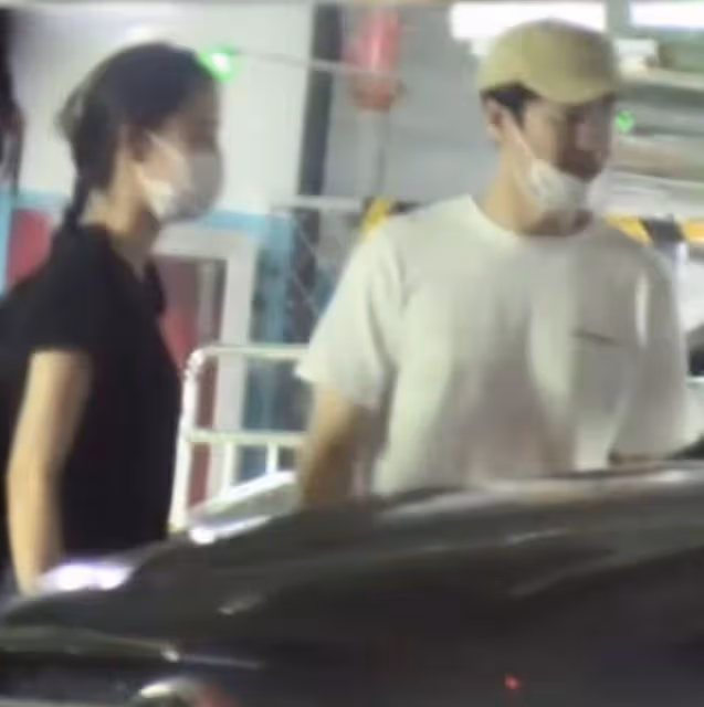 王玉雯楊玏與好友聚餐被拍,打扮隨意接地氣,十指緊扣感情穩定