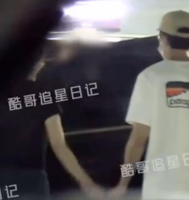 王玉雯楊玏與好友聚餐被拍,打扮隨意接地氣,十指緊扣感情穩定