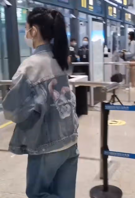 謝娜現身機場哭了,疑似受三公舞台影響,粉絲稱會永遠支持她