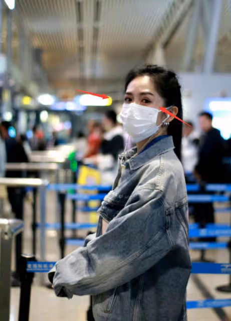 謝娜現身機場哭了,疑似受三公舞台影響,粉絲稱會永遠支持她