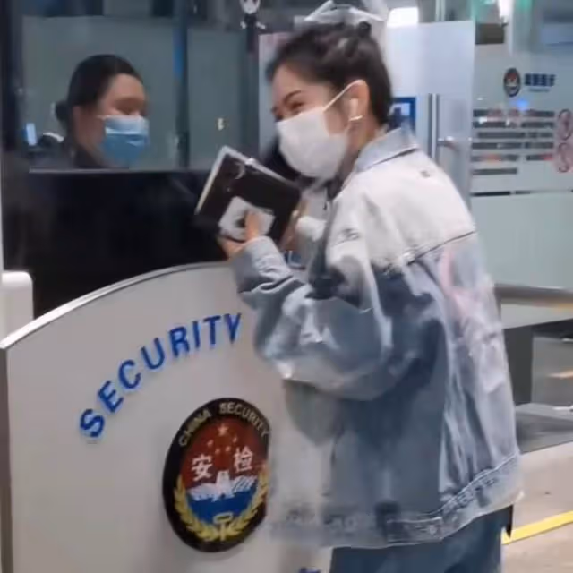 謝娜現身機場哭了,疑似受三公舞台影響,粉絲稱會永遠支持她
