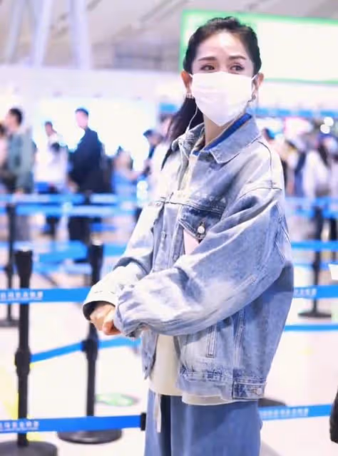 謝娜現身機場哭了,疑似受三公舞台影響,粉絲稱會永遠支持她