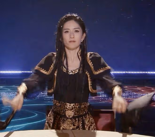 謝娜現身機場哭了,疑似受三公舞台影響,粉絲稱會永遠支持她