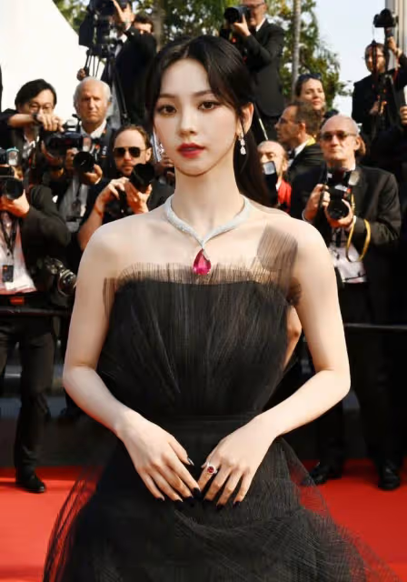 韓國女團走上坎城紅毯,她戴16億韓元項鍊,網友:一套公寓的價格