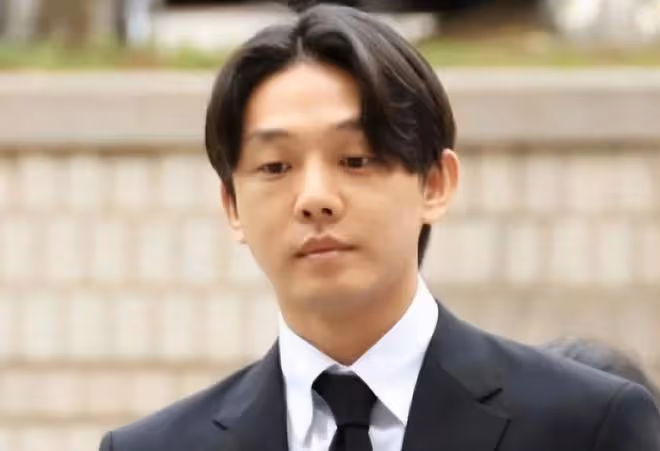 劉亞仁被當眾潑水,回頭怒瞪潑水者,警員強力攔著他壓制怒火