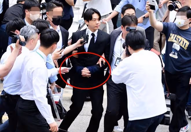 劉亞仁被當眾潑水,回頭怒瞪潑水者,警員強力攔著他壓制怒火