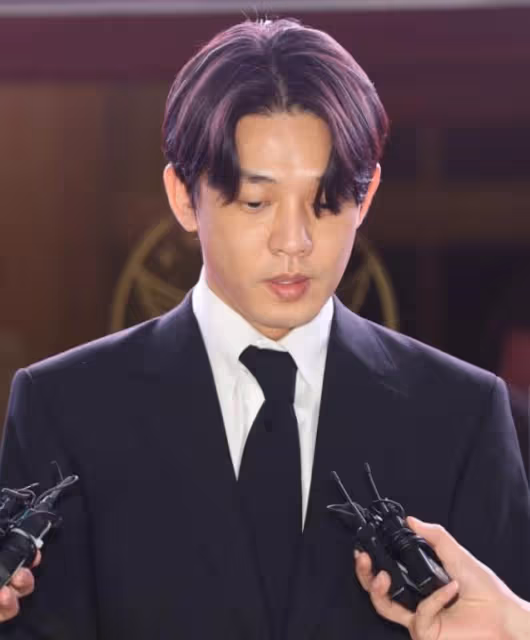 劉亞仁被當眾潑水,回頭怒瞪潑水者,警員強力攔著他壓制怒火