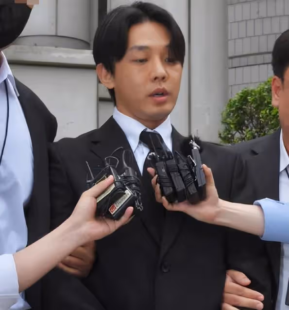 劉亞仁被當眾潑水,回頭怒瞪潑水者,警員強力攔著他壓制怒火