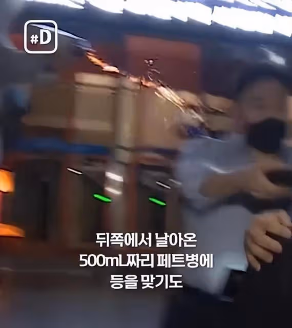 劉亞仁被當眾潑水,回頭怒瞪潑水者,警員強力攔著他壓制怒火