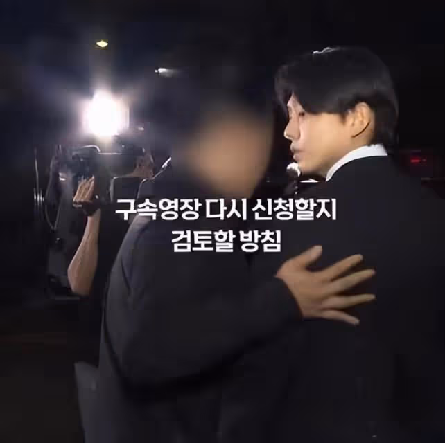 劉亞仁被當眾潑水,回頭怒瞪潑水者,警員強力攔著他壓制怒火