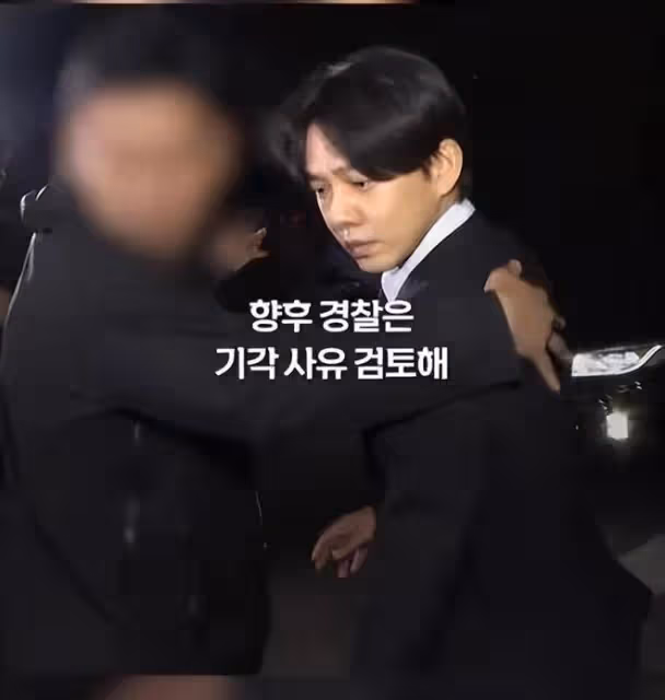 劉亞仁被當眾潑水,回頭怒瞪潑水者,警員強力攔著他壓制怒火