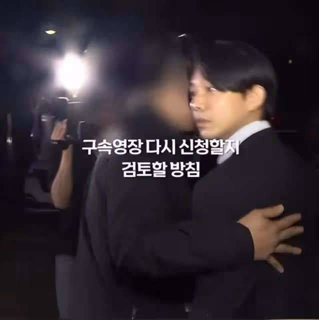 劉亞仁被當眾潑水,回頭怒瞪潑水者,警員強力攔著他壓制怒火
