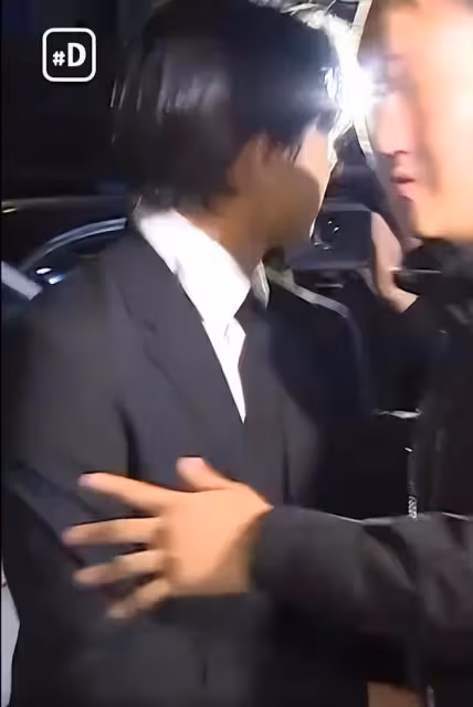 劉亞仁被當眾潑水,回頭怒瞪潑水者,警員強力攔著他壓制怒火