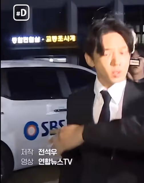 劉亞仁被當眾潑水,回頭怒瞪潑水者,警員強力攔著他壓制怒火