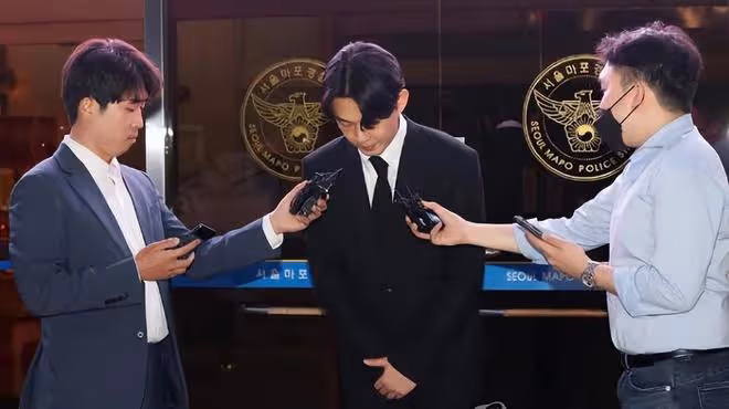 劉亞仁被當眾潑水,回頭怒瞪潑水者,警員強力攔著他壓制怒火