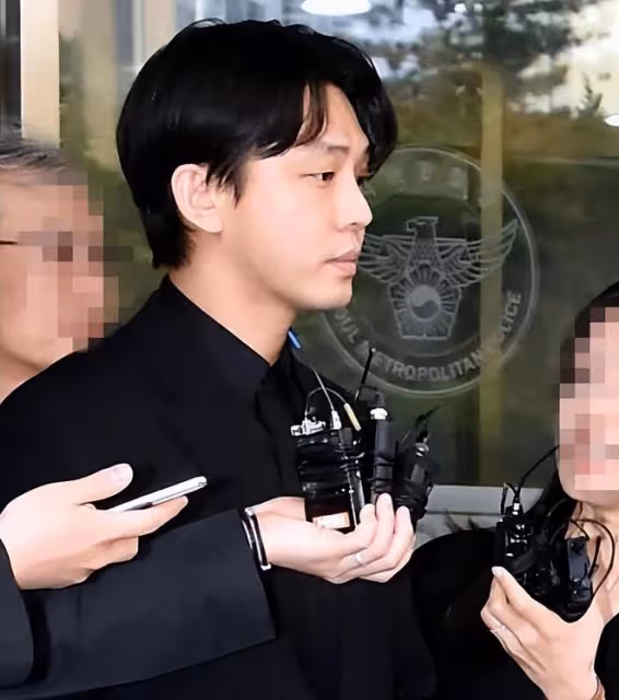 劉亞仁被當眾潑水,回頭怒瞪潑水者,警員強力攔著他壓制怒火