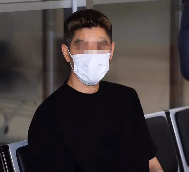 劉亞仁被當眾潑水,回頭怒瞪潑水者,警員強力攔著他壓制怒火