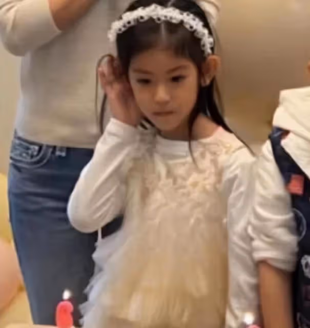 林心如透露女兒很黏人,每晚編故事編到詞窮,一講故事就打呵欠