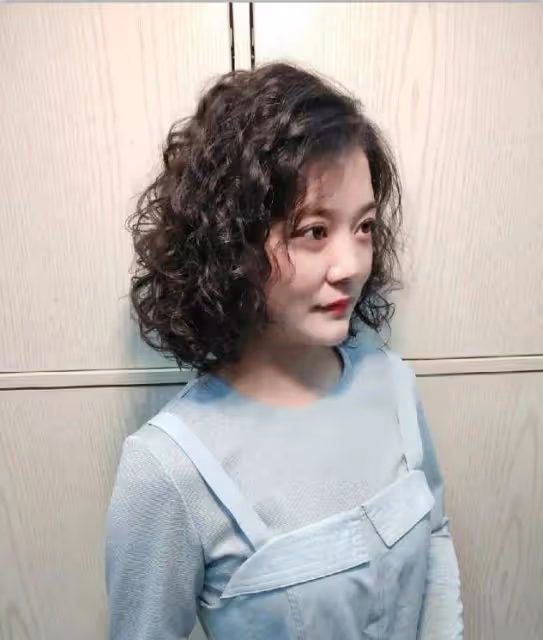 真正高級的中年女人，都不會留這「3種」髮型，泡麵卷位居第一