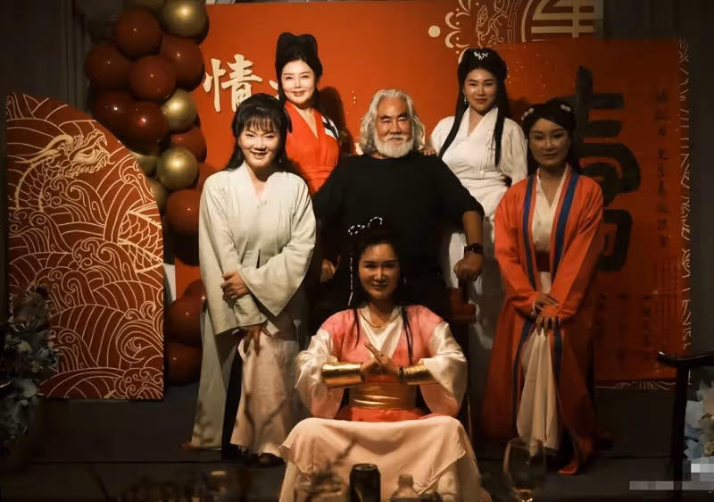 張紀中72歲慶生宴曝光,杜星霖扮「黃蓉」取悅,小花仙彈古箏祝壽