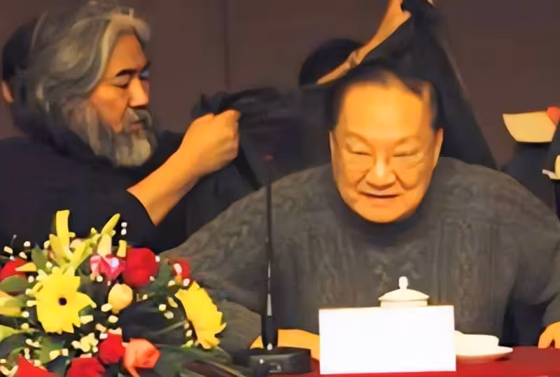 張紀中72歲慶生宴曝光,杜星霖扮「黃蓉」取悅,小花仙彈古箏祝壽