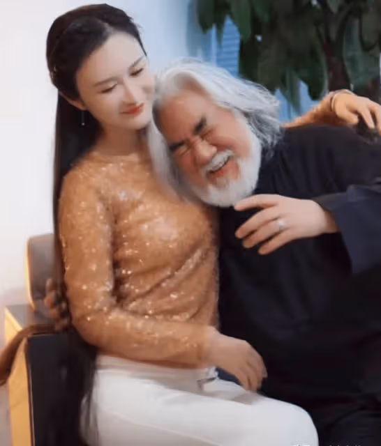 張紀中72歲慶生宴曝光,杜星霖扮「黃蓉」取悅,小花仙彈古箏祝壽
