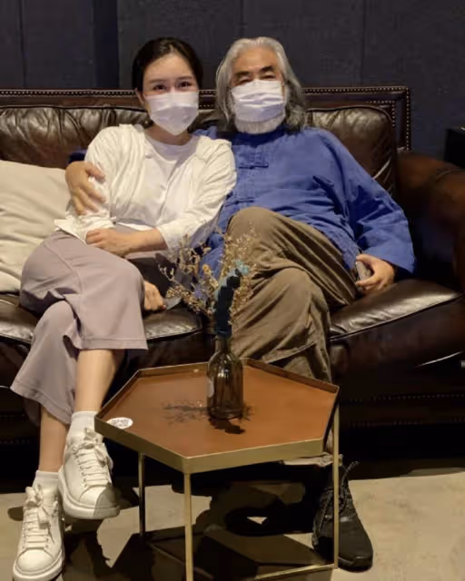 張紀中72歲慶生宴曝光,杜星霖扮「黃蓉」取悅,小花仙彈古箏祝壽