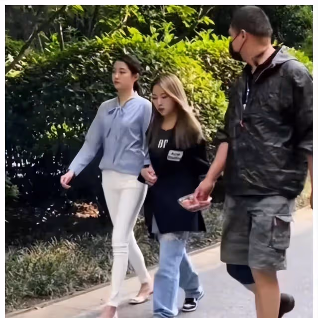 關曉彤助理意外走紅，二人同框被抓拍，引網友熱議：衣品差距真大