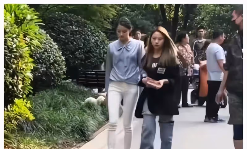 關曉彤助理意外走紅，二人同框被抓拍，引網友熱議：衣品差距真大