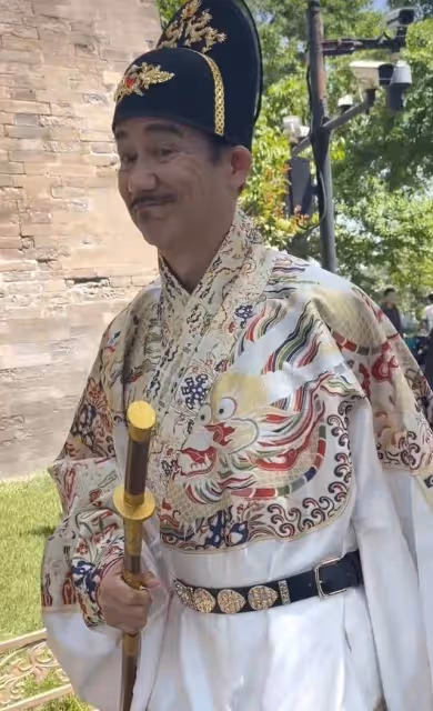 李子雄一家逛故宮,古裝搭配人字拖接地氣,5歲兒子坐推車太寵溺