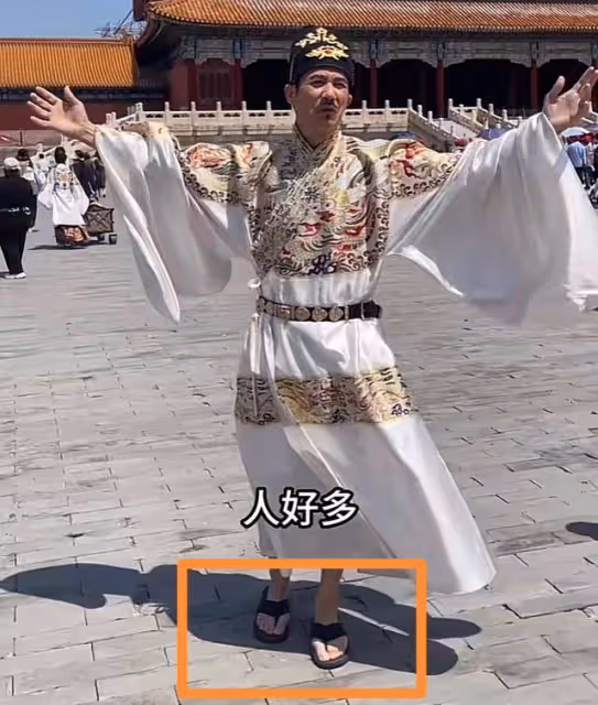 李子雄一家逛故宮,古裝搭配人字拖接地氣,5歲兒子坐推車太寵溺