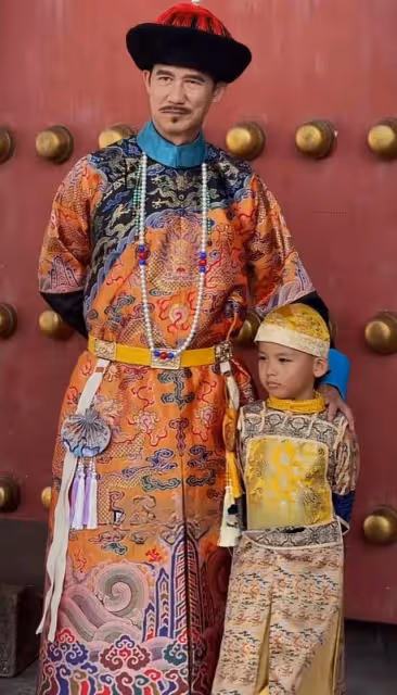 李子雄一家逛故宮,古裝搭配人字拖接地氣,5歲兒子坐推車太寵溺