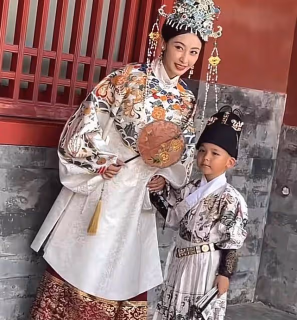 李子雄一家逛故宮,古裝搭配人字拖接地氣,5歲兒子坐推車太寵溺
